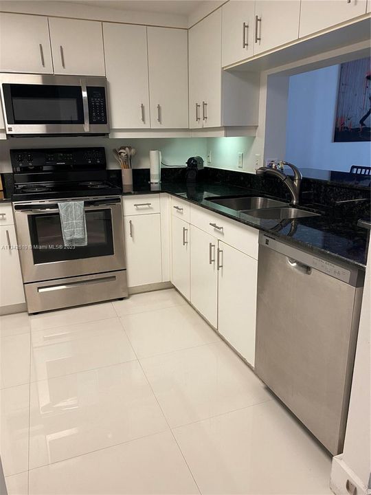 Recently Sold: $490,000 (1 beds, 1 baths, 806 Square Feet)