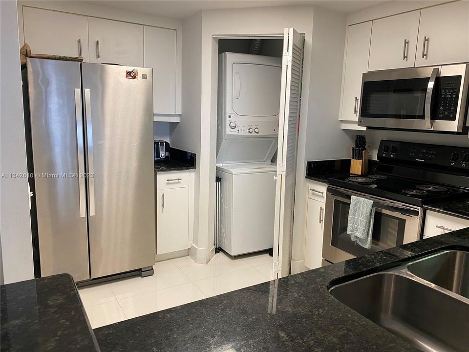 Recently Sold: $490,000 (1 beds, 1 baths, 806 Square Feet)
