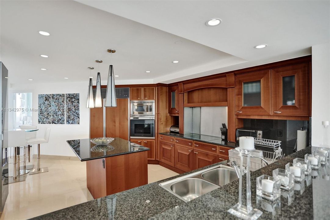 Recently Sold: $2,950,000 (3 beds, 5 baths, 3374 Square Feet)