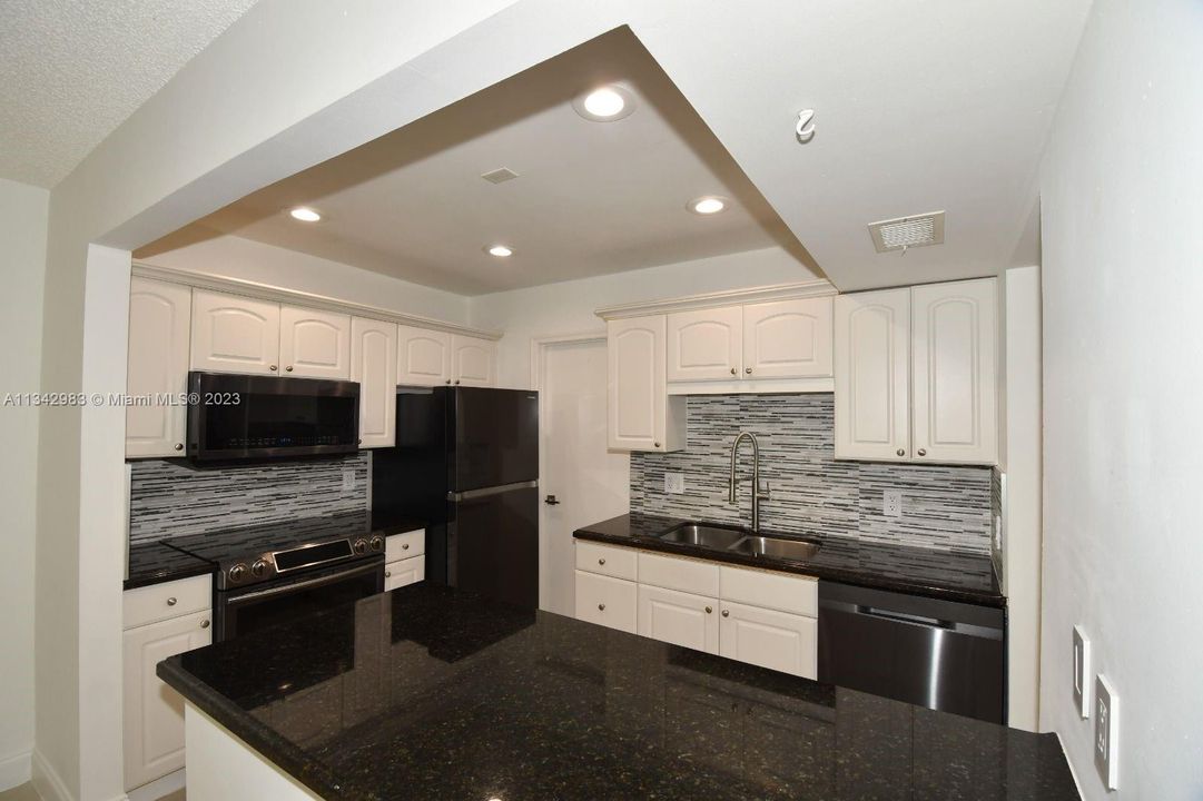 Recently Rented: $2,600 (2 beds, 1 baths, 1054 Square Feet)