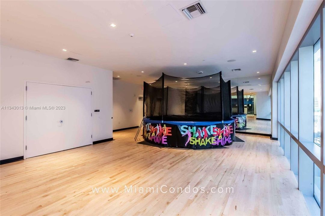 最近租的: $5,500 (1 贝兹, 2 浴室, 1386 平方英尺)