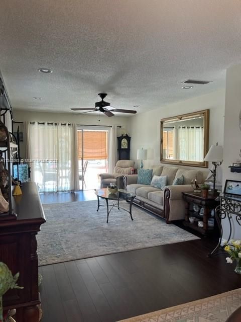 Недавно продано: $219,000 (2 спален, 2 ванн, 1089 Квадратных фут)