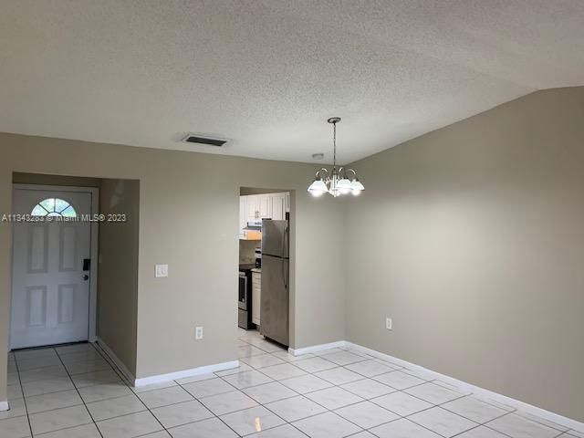 Vendido Recientemente: $294,000 (3 camas, 2 baños, 999 Pies cuadrados)