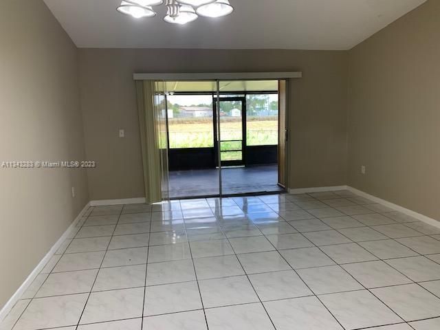 Vendido Recientemente: $294,000 (3 camas, 2 baños, 999 Pies cuadrados)