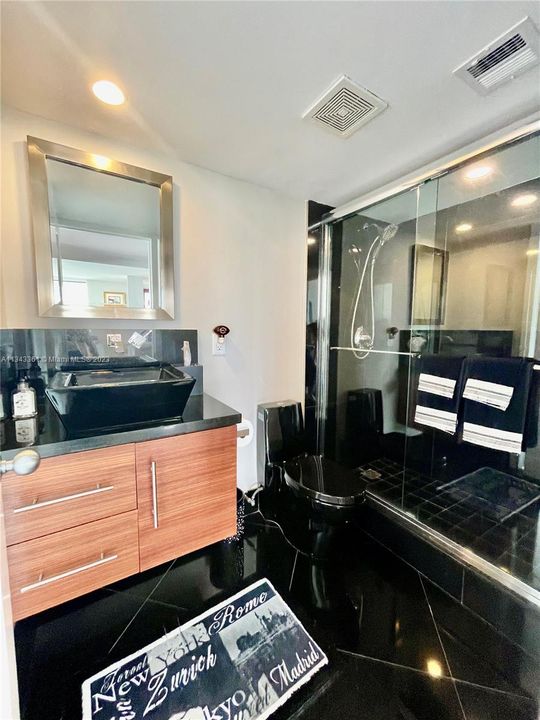 Recently Sold: $998,000 (2 beds, 2 baths, 1450 Square Feet)