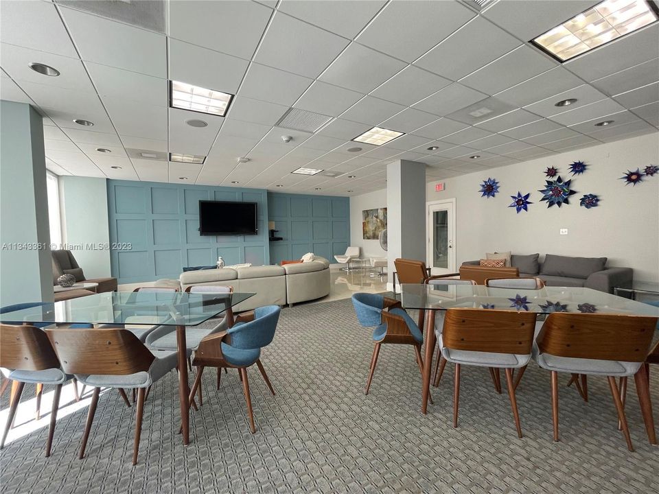 Recently Sold: $998,000 (2 beds, 2 baths, 1450 Square Feet)