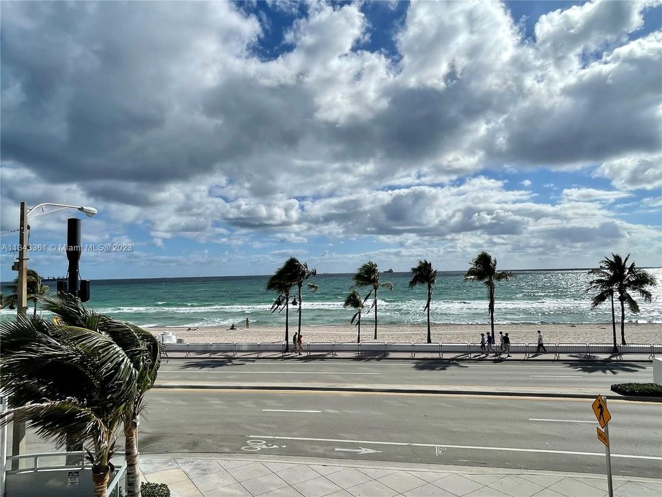 Recently Sold: $998,000 (2 beds, 2 baths, 1450 Square Feet)