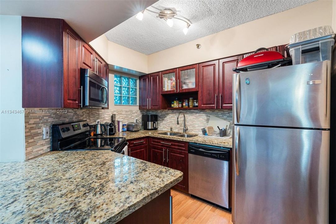 For Sale: $439,999 (2 beds, 2 baths, 1060 Square Feet)