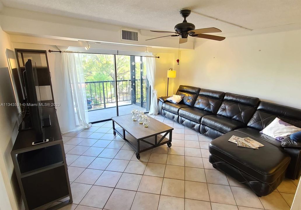 最近售出: $699,000 (2 贝兹, 2 浴室, 1123 平方英尺)