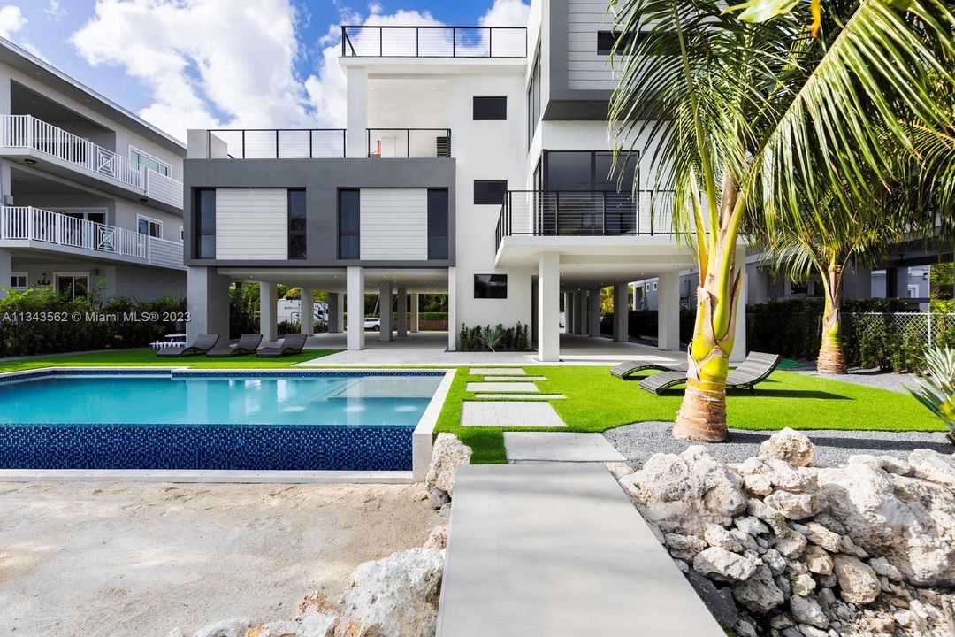 Recently Sold: $5,490,000 (6 beds, 5 baths, 4546 Square Feet)