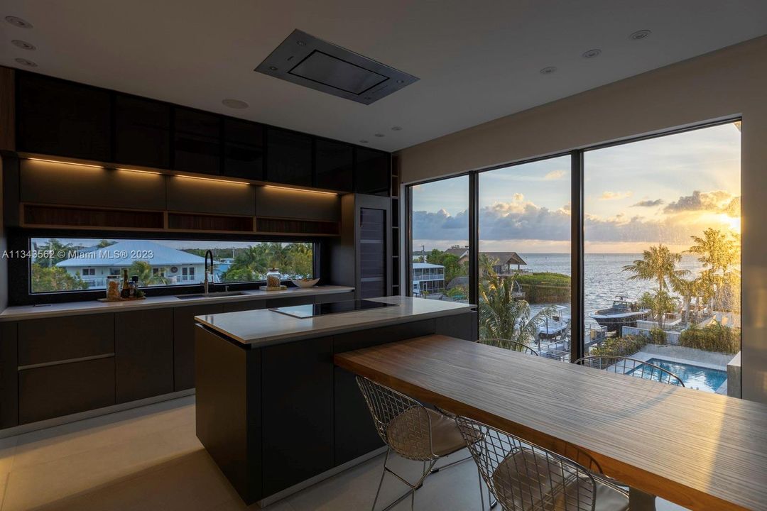 Recently Sold: $5,490,000 (6 beds, 5 baths, 4546 Square Feet)