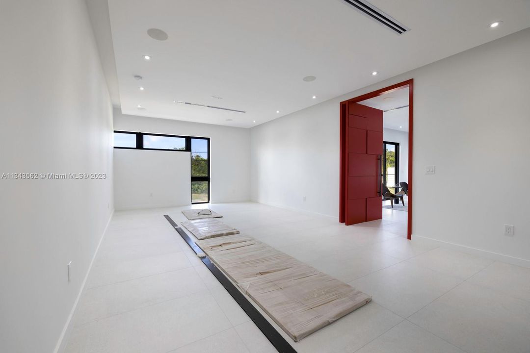 Recently Sold: $5,490,000 (6 beds, 5 baths, 4546 Square Feet)