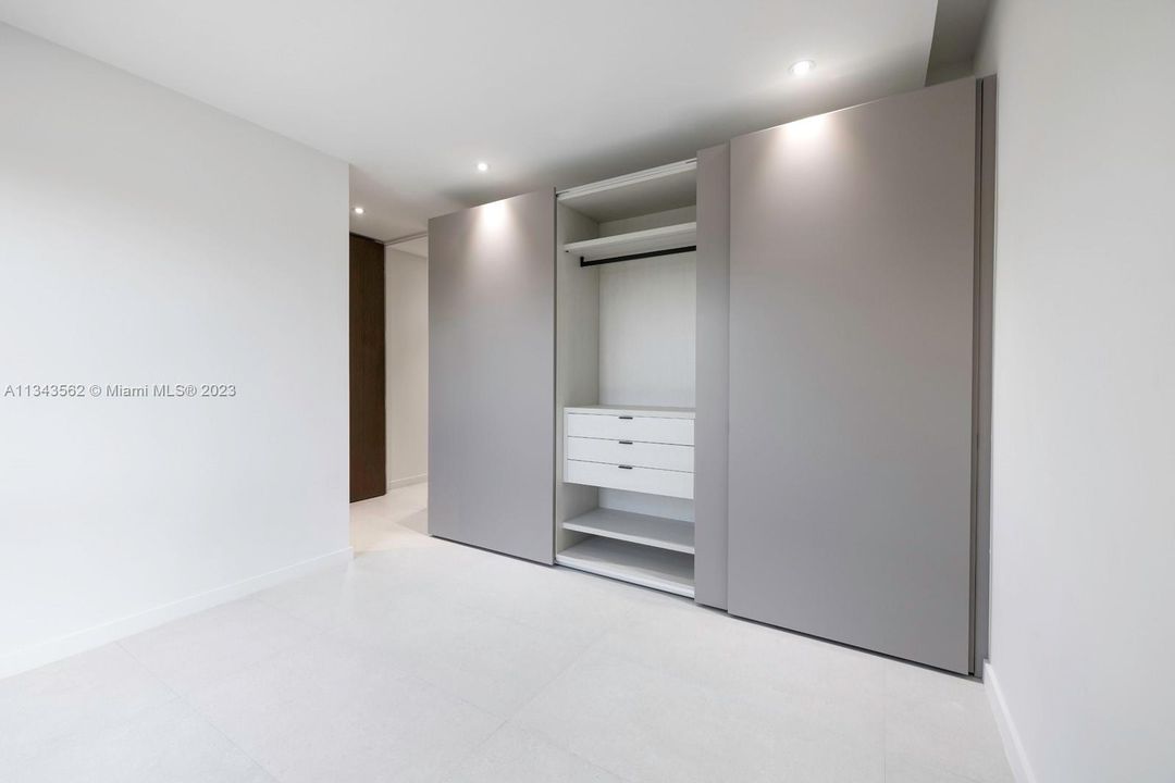 Recently Sold: $5,490,000 (6 beds, 5 baths, 4546 Square Feet)