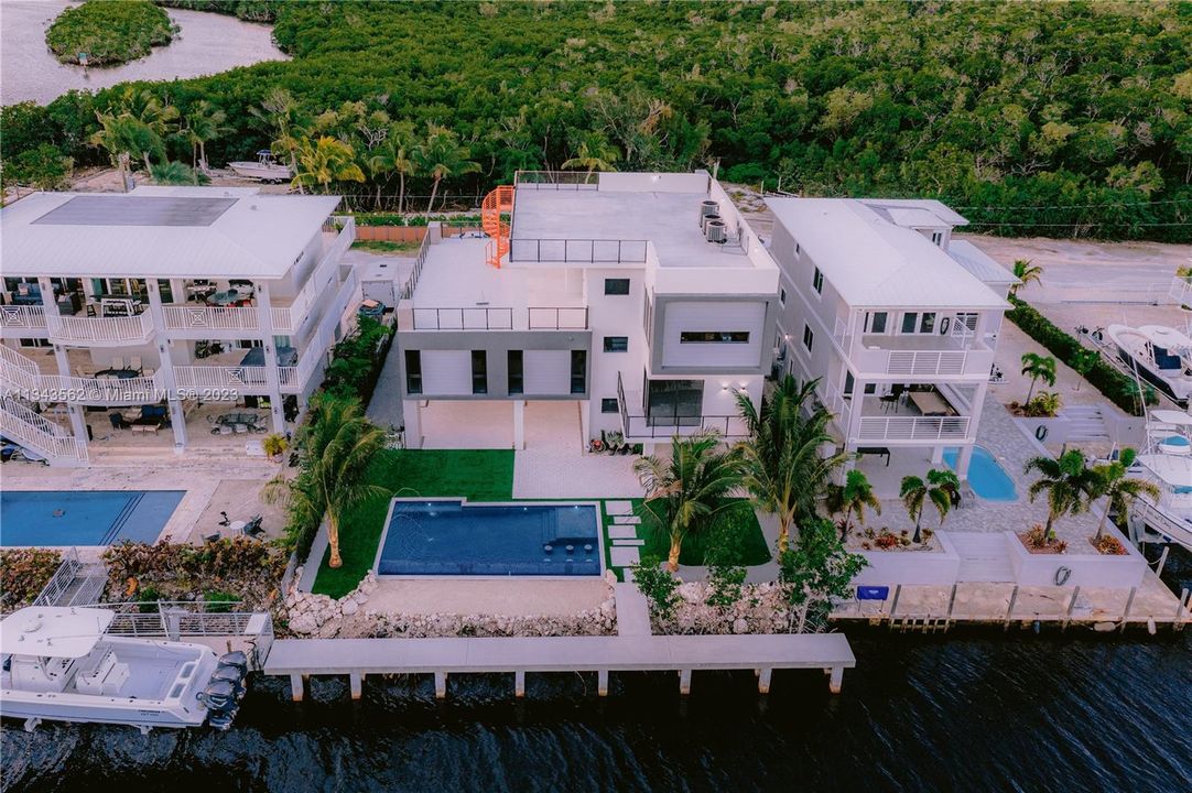 Recently Sold: $5,490,000 (6 beds, 5 baths, 4546 Square Feet)