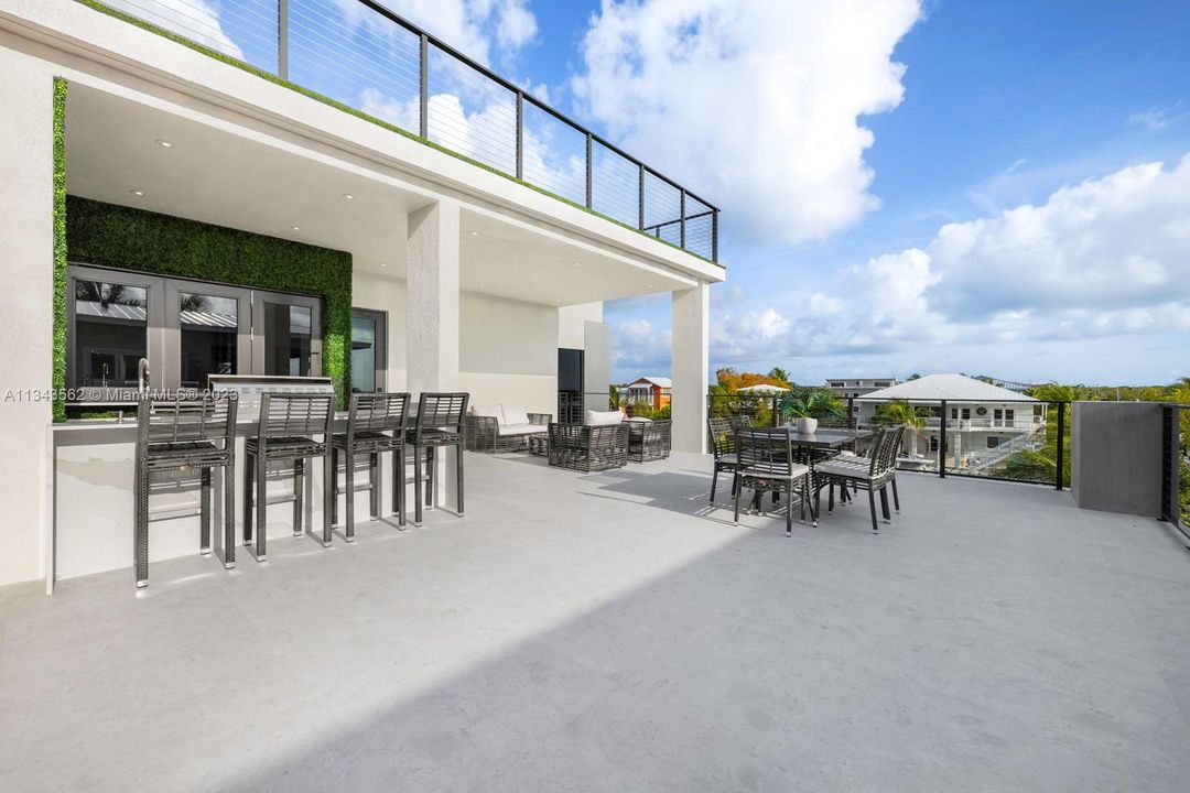 Recently Sold: $5,490,000 (6 beds, 5 baths, 4546 Square Feet)