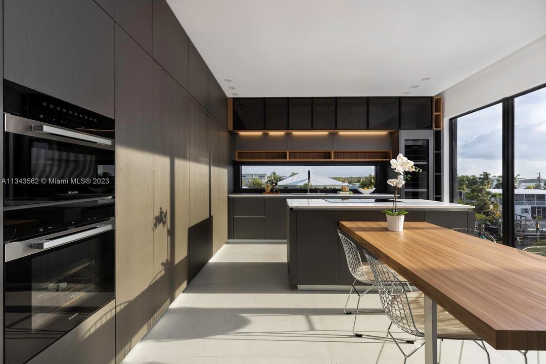 Recently Sold: $5,490,000 (6 beds, 5 baths, 4546 Square Feet)