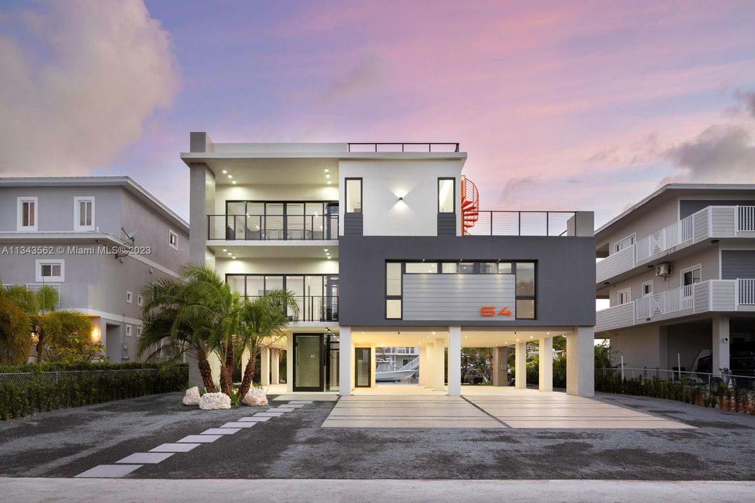 Recently Sold: $5,490,000 (6 beds, 5 baths, 4546 Square Feet)