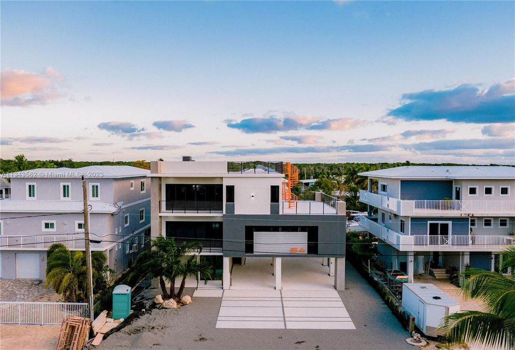 Recently Sold: $5,490,000 (6 beds, 5 baths, 4546 Square Feet)