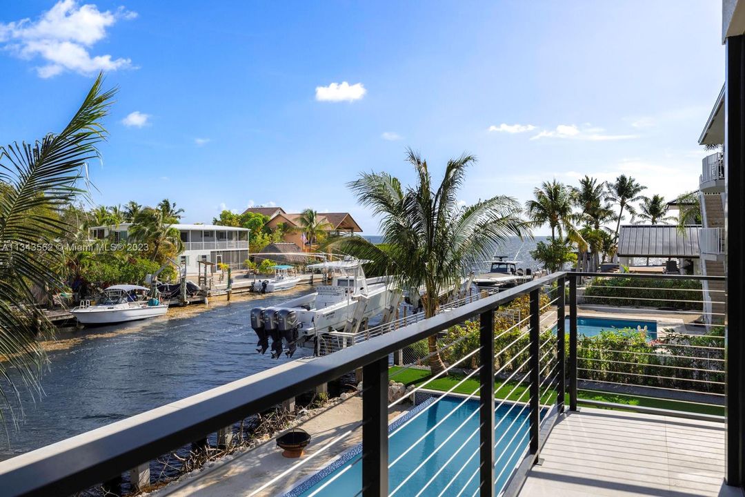 Recently Sold: $5,490,000 (6 beds, 5 baths, 4546 Square Feet)