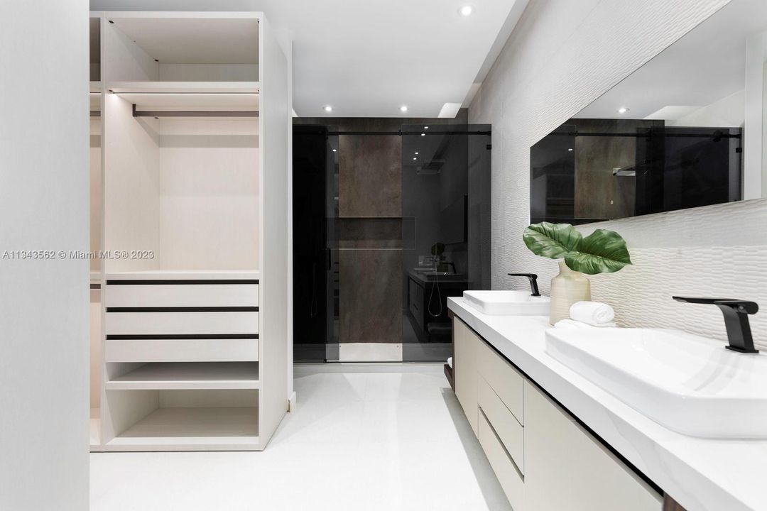 Recently Sold: $5,490,000 (6 beds, 5 baths, 4546 Square Feet)