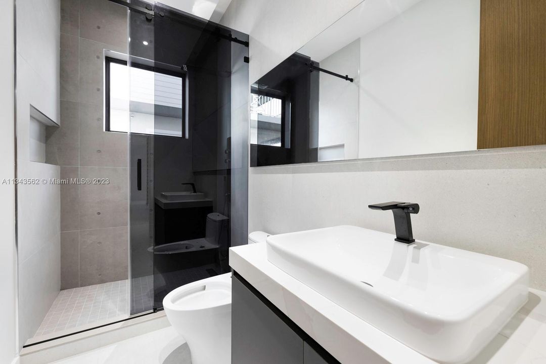 Recently Sold: $5,490,000 (6 beds, 5 baths, 4546 Square Feet)