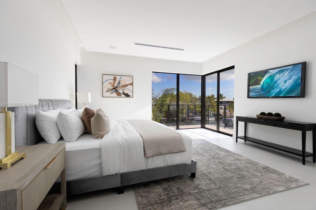 Recently Sold: $5,490,000 (6 beds, 5 baths, 4546 Square Feet)