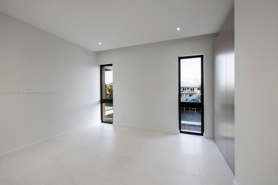 Recently Sold: $5,490,000 (6 beds, 5 baths, 4546 Square Feet)