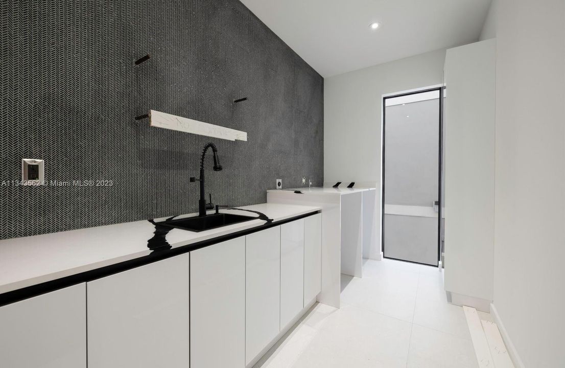 Recently Sold: $5,490,000 (6 beds, 5 baths, 4546 Square Feet)