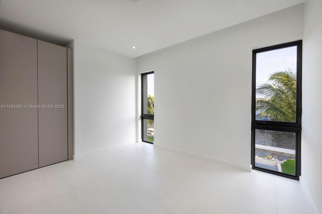 Recently Sold: $5,490,000 (6 beds, 5 baths, 4546 Square Feet)