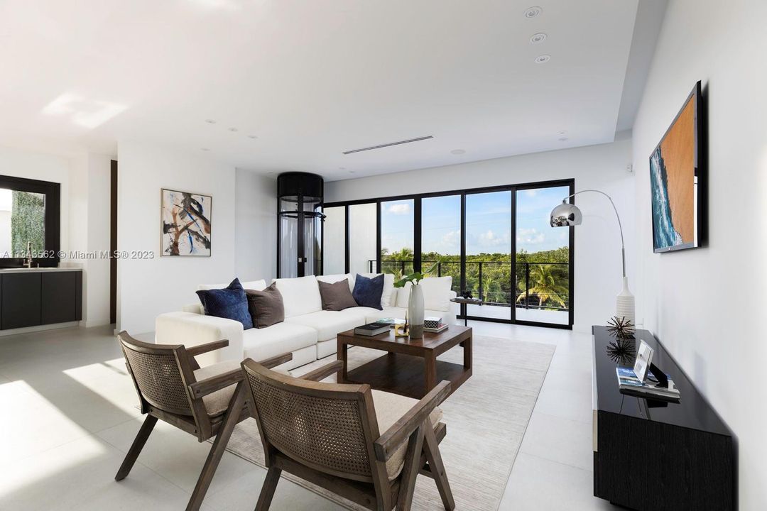 Recently Sold: $5,490,000 (6 beds, 5 baths, 4546 Square Feet)