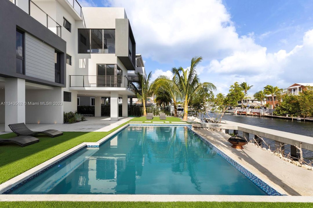 Recently Sold: $5,490,000 (6 beds, 5 baths, 4546 Square Feet)