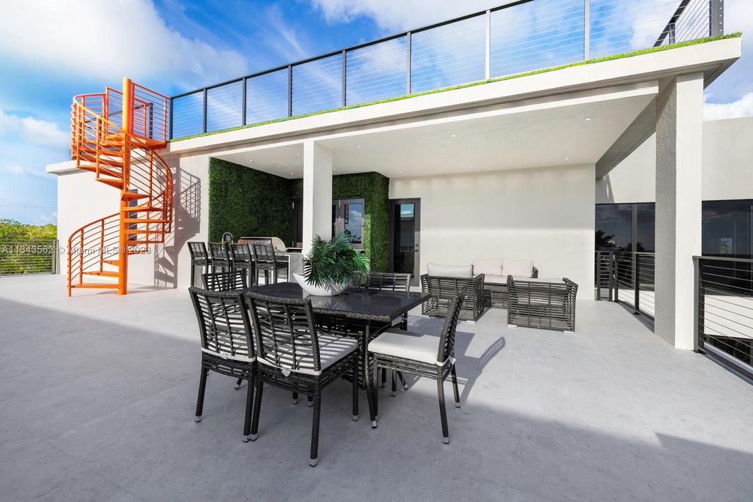 Recently Sold: $5,490,000 (6 beds, 5 baths, 4546 Square Feet)