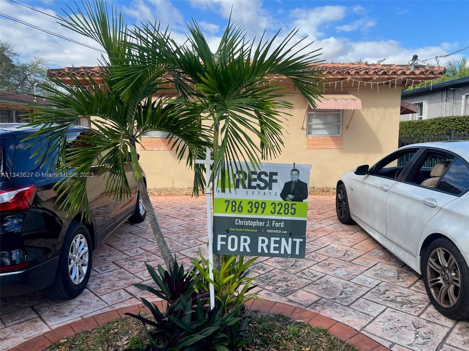 Recently Rented: $2,600 (2 beds, 1 baths, 1745 Square Feet)