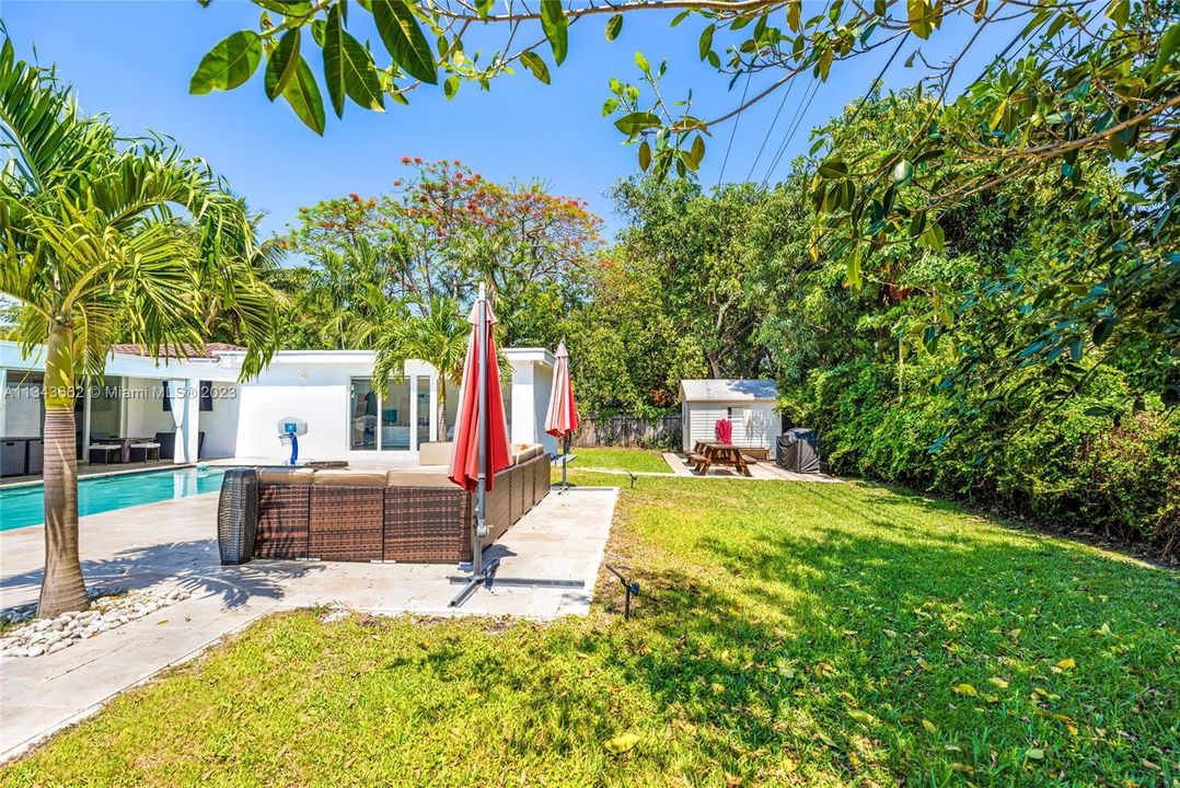 Vendido Recientemente: $1,287,000 (0.48 acres)