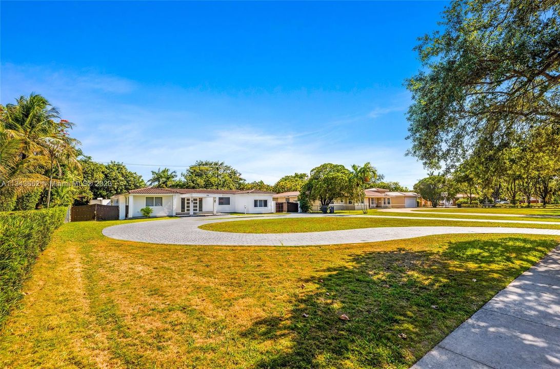 Vendido Recientemente: $1,287,000 (0.48 acres)