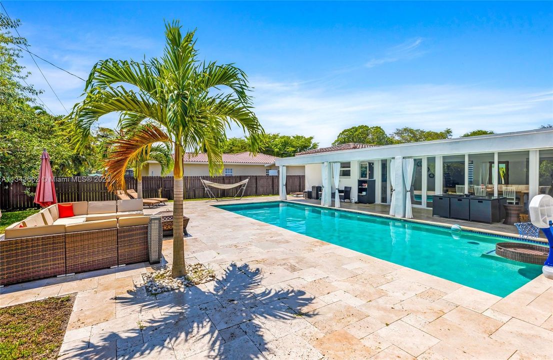 Vendido Recientemente: $1,287,000 (0.48 acres)