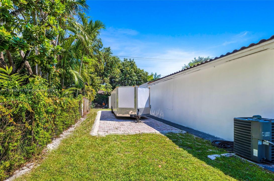 Vendido Recientemente: $1,287,000 (0.48 acres)