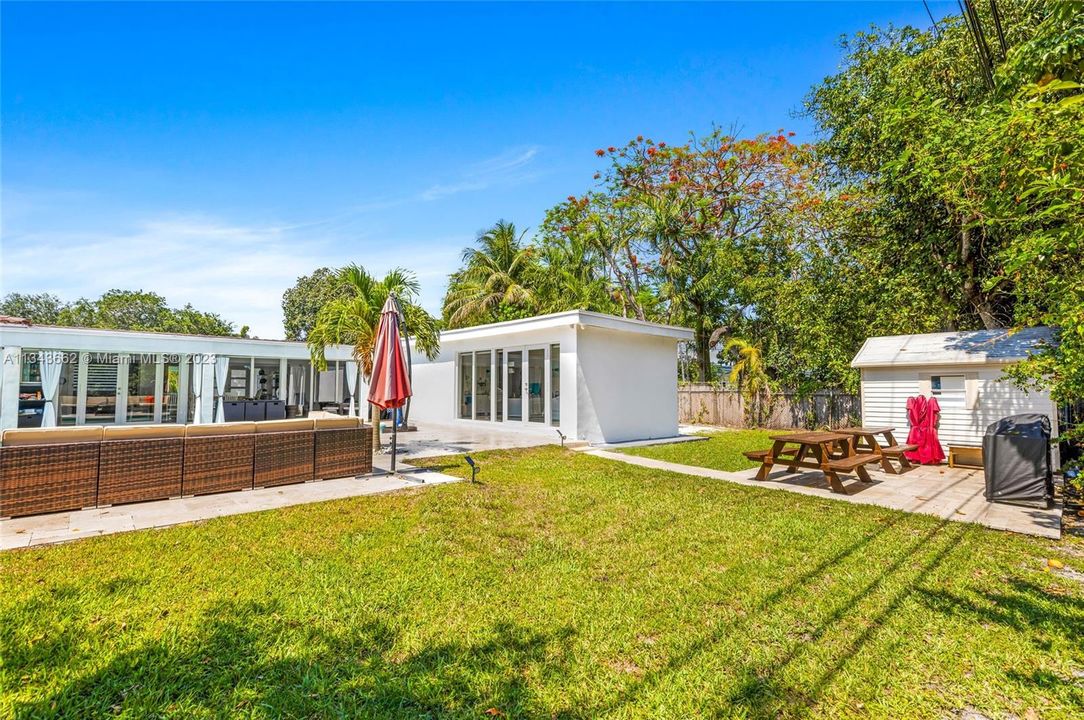 Vendido Recientemente: $1,287,000 (0.48 acres)