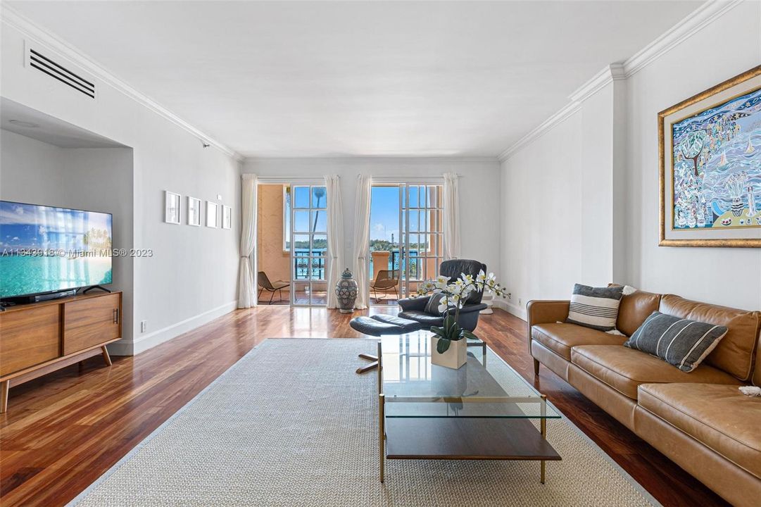Recently Sold: $3,200,000 (2 beds, 2 baths, 1847 Square Feet)