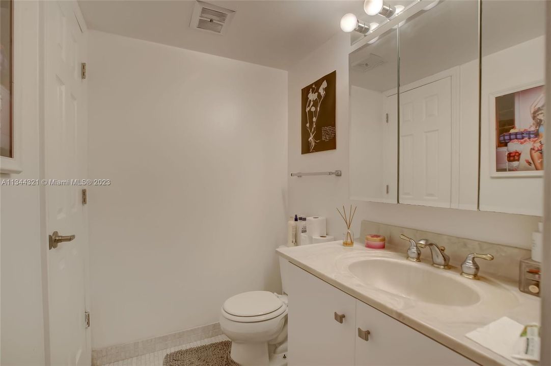For Sale: $250,000 (1 beds, 1 baths, 913 Square Feet)