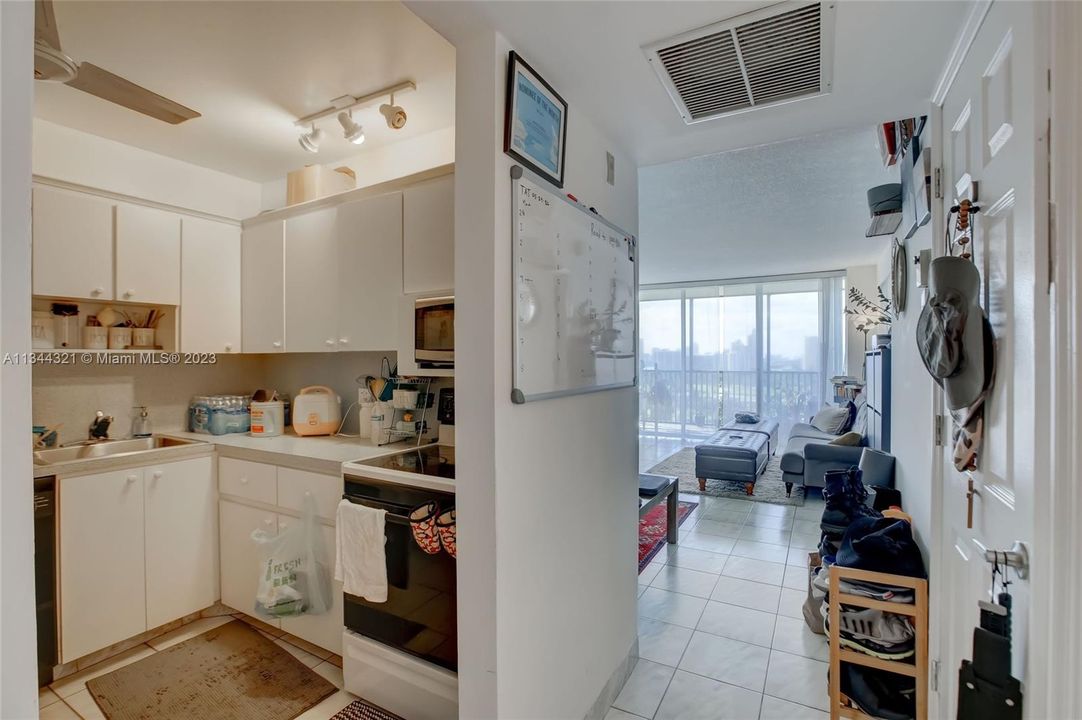 For Sale: $250,000 (1 beds, 1 baths, 913 Square Feet)