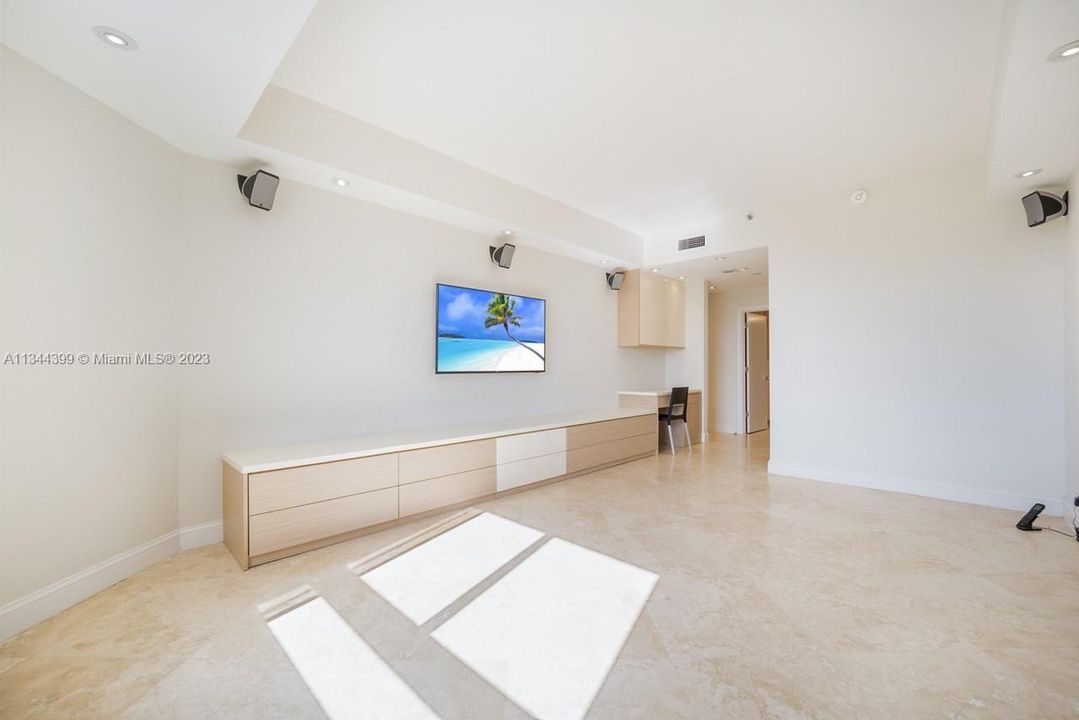 Recently Rented: $7,497 (2 beds, 2 baths, 1547 Square Feet)