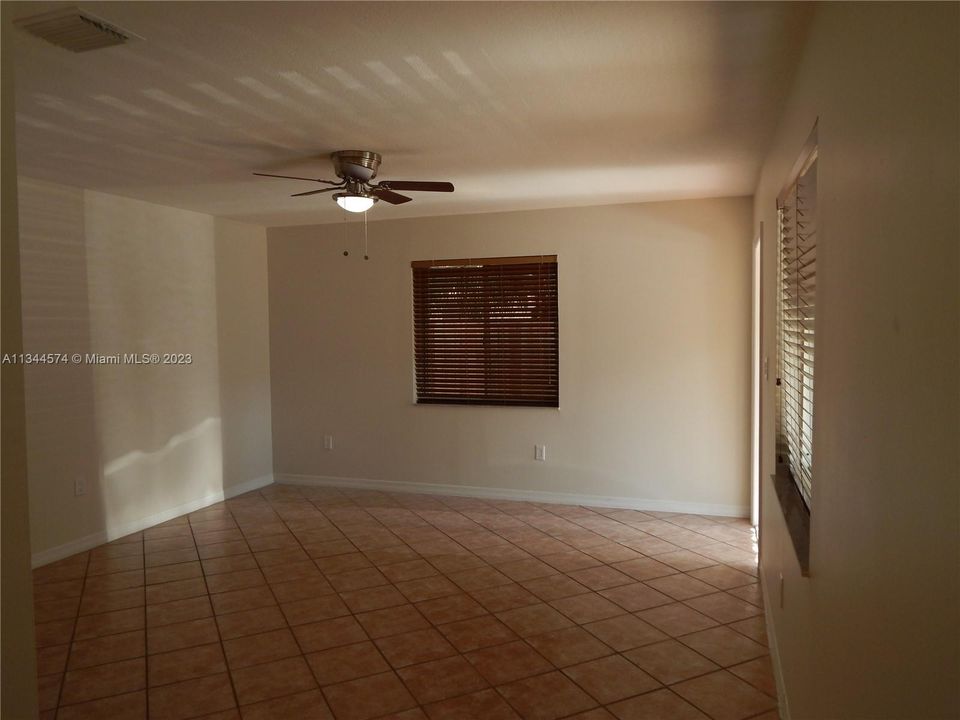 Recently Rented: $3,100 (3 beds, 2 baths, 1200 Square Feet)