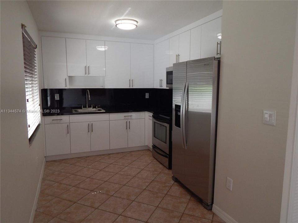 Recently Rented: $3,100 (3 beds, 2 baths, 1200 Square Feet)