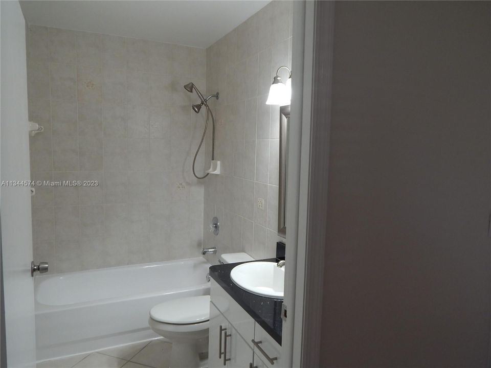 Recently Rented: $3,100 (3 beds, 2 baths, 1200 Square Feet)