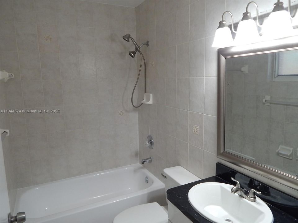 Recently Rented: $3,100 (3 beds, 2 baths, 1200 Square Feet)