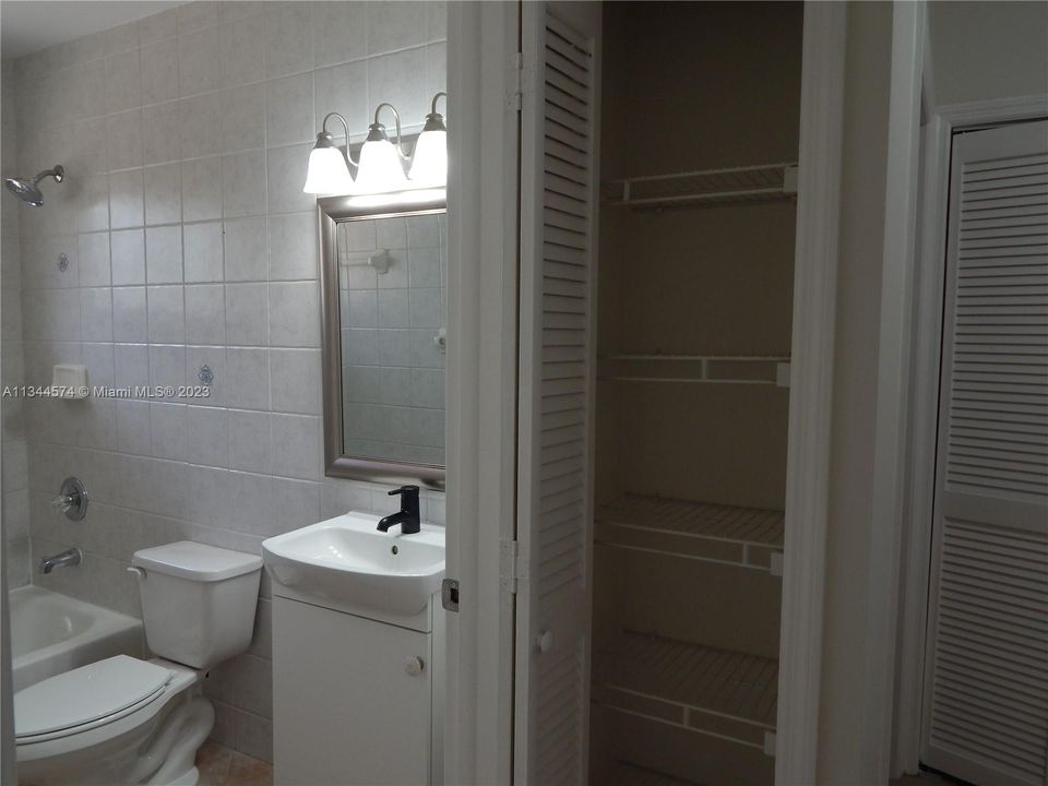 Recently Rented: $3,100 (3 beds, 2 baths, 1200 Square Feet)