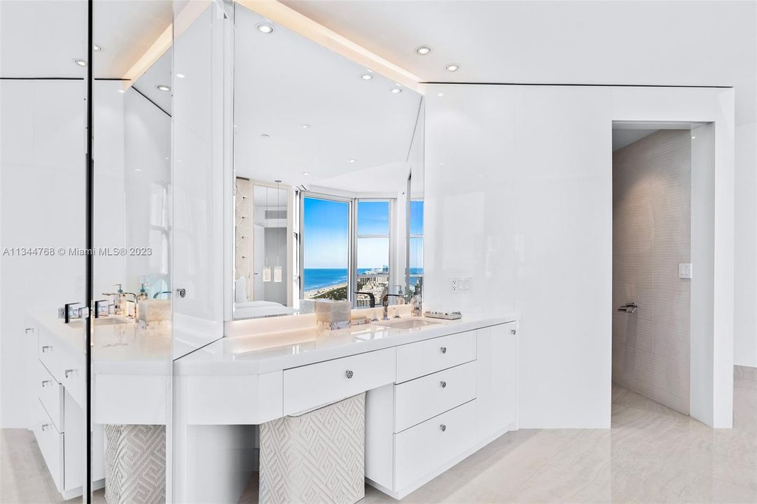 Recently Sold: $7,890,000 (3 beds, 4 baths, 4510 Square Feet)