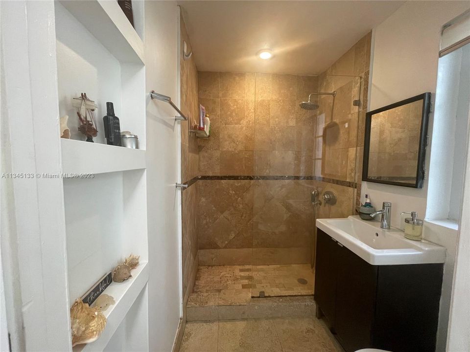 最近售出: $275,000 (0 贝兹, 1 浴室, 400 平方英尺)