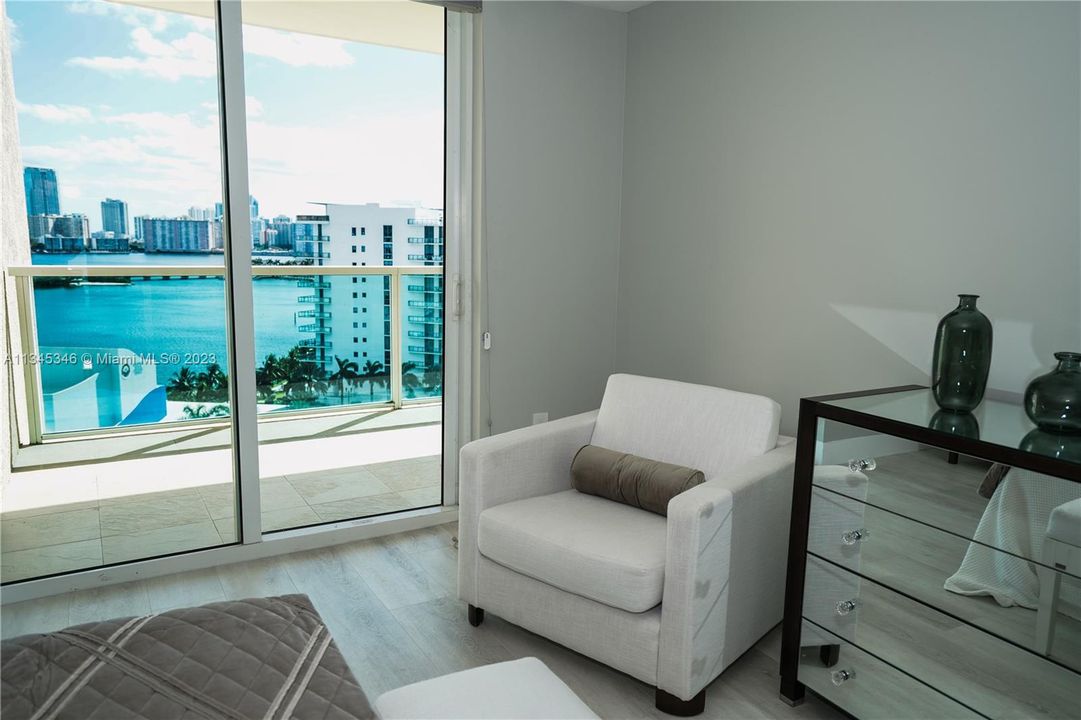 Master w/ balcony access